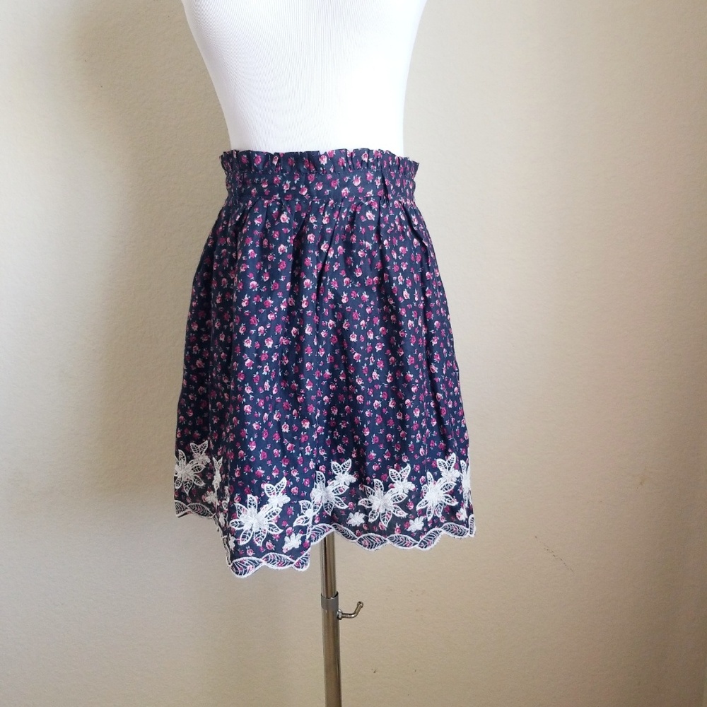 🎀BOGO FREE🎀 Francesca's Floral skirt